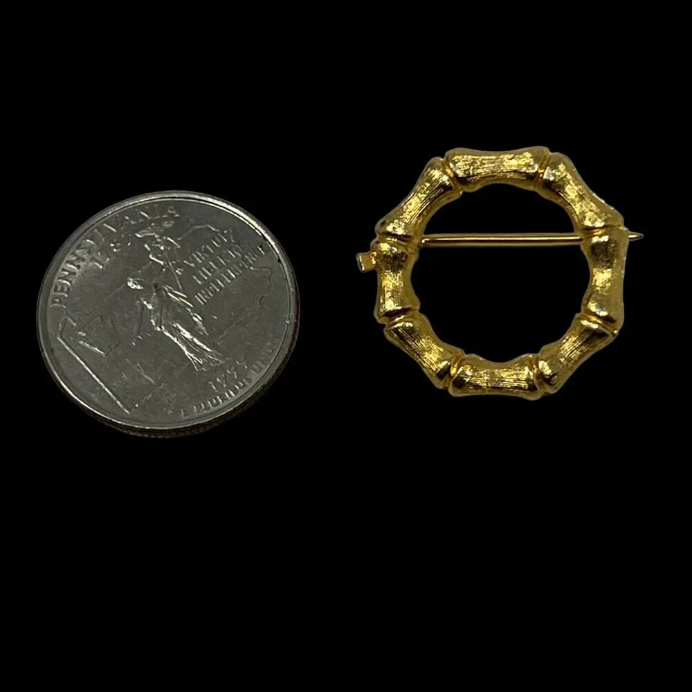 Vintage Brooch Round Circle Textured Gold Tone Bone Shaped Segments Pin‎